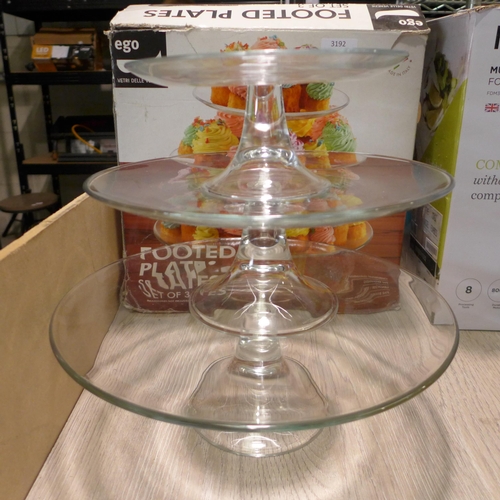 3192 - Glass Serving Plates/ Cake Stand (255-50)   * This lot is subject to vat