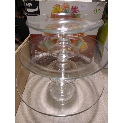 3192 - Glass Serving Plates/ Cake Stand (255-50)   * This lot is subject to vat