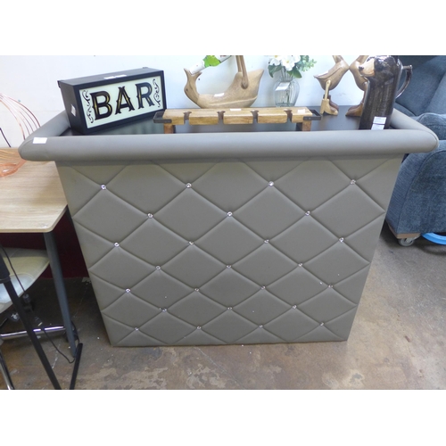 1460 - A grey gem studded bar