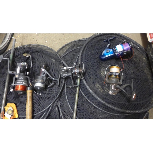 2067 - Fishing job lot: Approx. 6 rods, approx 6 reels, pole and nets