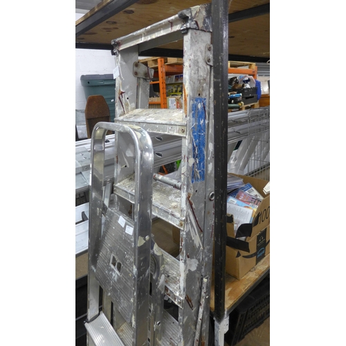 2075 - 5-step and 8-step aluminium stepladders and double 9-rung wood ladder