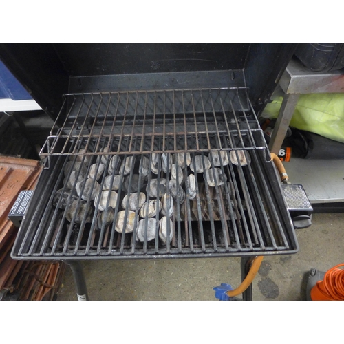 2093 - Broil King Portachef gas barbecue with gas bottle