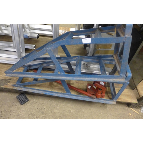 2160 - Bottle jack under car dolly/trolley and pair of 8