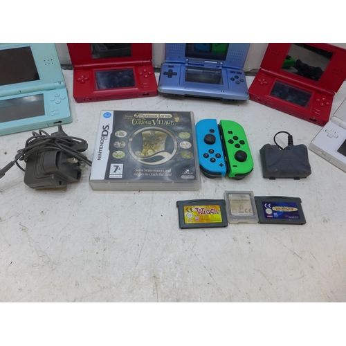 2238 - Handheld gaming job lot: 5 DS consoles and Nintendo WII/Switch remote