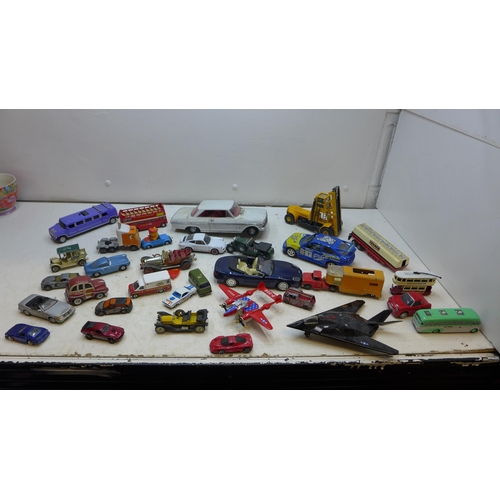 2258 - Approx 100 toy cars, many vintage/diecast