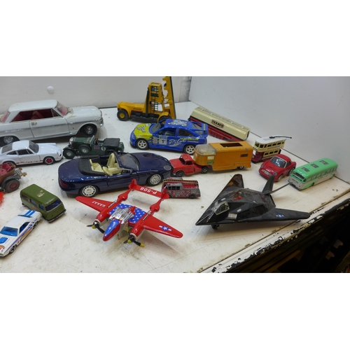 2258 - Approx 100 toy cars, many vintage/diecast