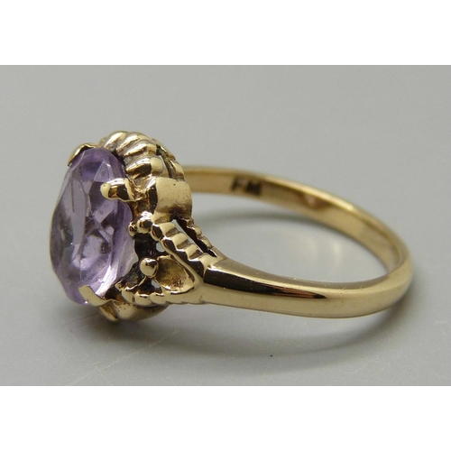 1001 - A 9ct gold and amethyst solitaire ring, 2.3g, K