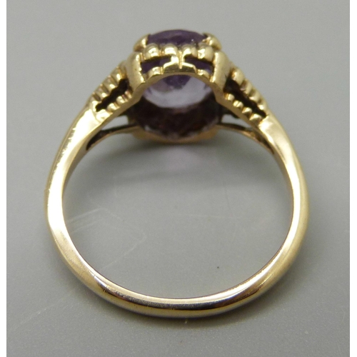 1001 - A 9ct gold and amethyst solitaire ring, 2.3g, K