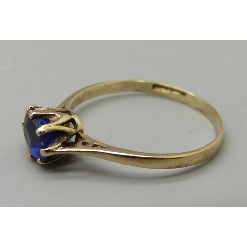 1003 - A 9ct gold and sapphire solitaire ring, 1g, M