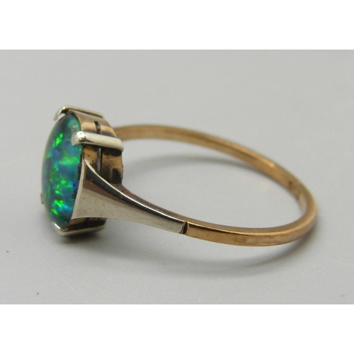 1004 - A 9ct gold and black opal doublet ring, 1.5g, O