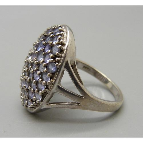 1009 - A silver and tanzanite ring, R