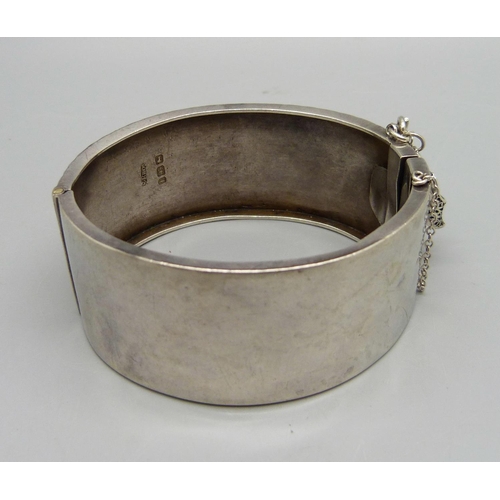 1031 - A Victorian silver bangle, Birmingham 1884