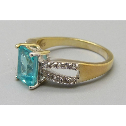 1043 - A silver gilt, neon apatite ring with zircon shoulders, N