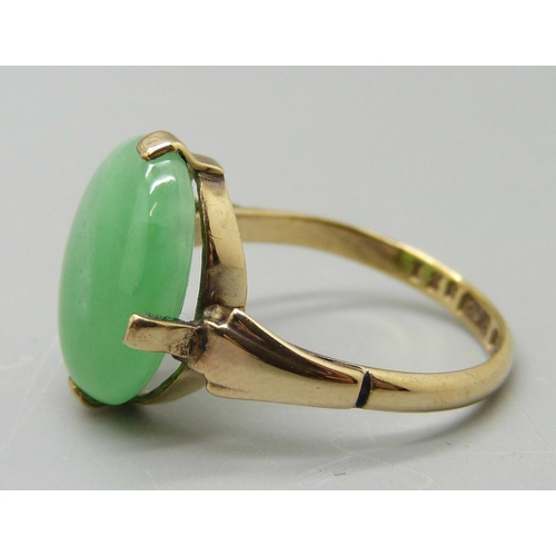 1046 - A 9ct gold, oval jade ring, 3.5g, P