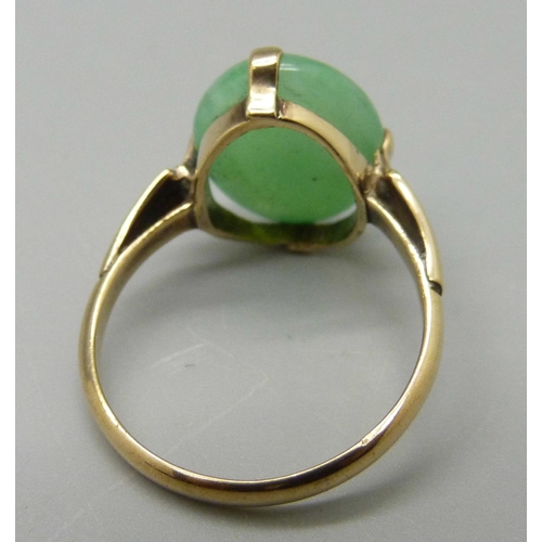 1046 - A 9ct gold, oval jade ring, 3.5g, P