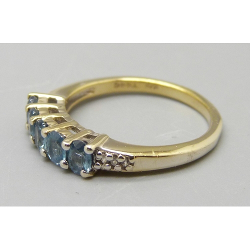 1047 - A silver gilt and blue stone ring, O