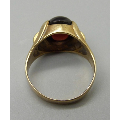 1059 - A 9ct gold and cabochon garnet ring, maker Y & B, stone size 11.94mm x 10.03mm x 4mm, weight 5.4g, Q