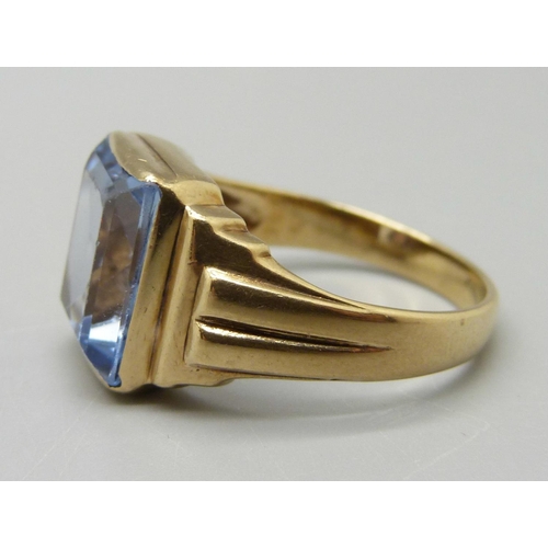 1062 - A 9ct gold and blue topaz ring, maker M & B, Birmingham 1987, 10.2mm x 12mm x 6.2mm, 6.2g, U, approx... 