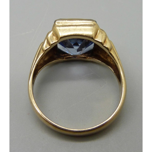 1062 - A 9ct gold and blue topaz ring, maker M & B, Birmingham 1987, 10.2mm x 12mm x 6.2mm, 6.2g, U, approx... 