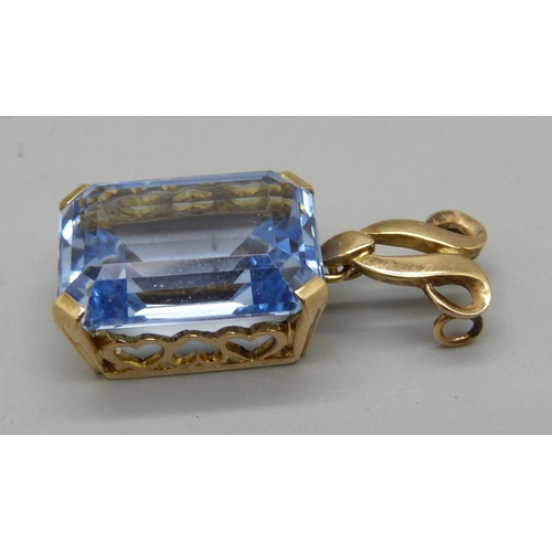 1067 - A 9ct gold, emerald cut blue topaz pendant, 18.3mm x 13.2mm x 8mm, approximately 17ct weight stone, ... 