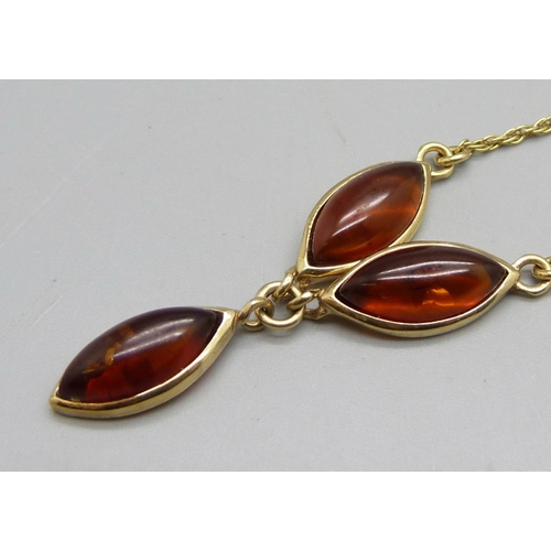 1075 - A 9ct gold and amber necklet, 4.7g