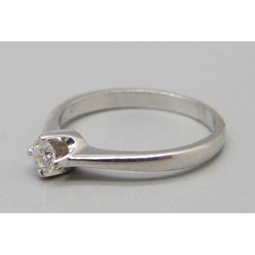 1076 - A 9ct white gold solitaire diamond ring, 1.8g, L