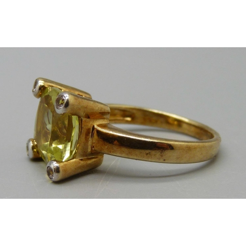 1077 - A 9ct gold ring set with a yellow stone and four white stones, 4.8g, N