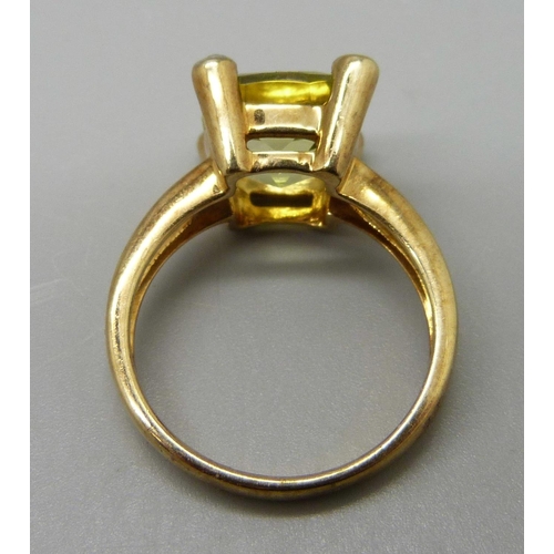 1077 - A 9ct gold ring set with a yellow stone and four white stones, 4.8g, N