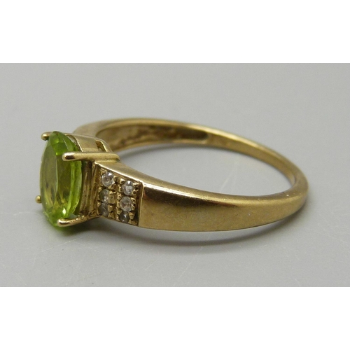 1083 - A 9ct gold, peridot and diamond ring, 2.4g, O