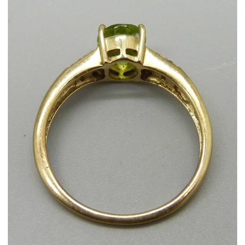 1083 - A 9ct gold, peridot and diamond ring, 2.4g, O