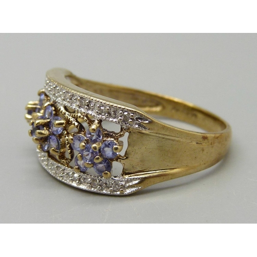 1085 - A 9ct gold, tanzanite and diamond ring, 3.6g, W