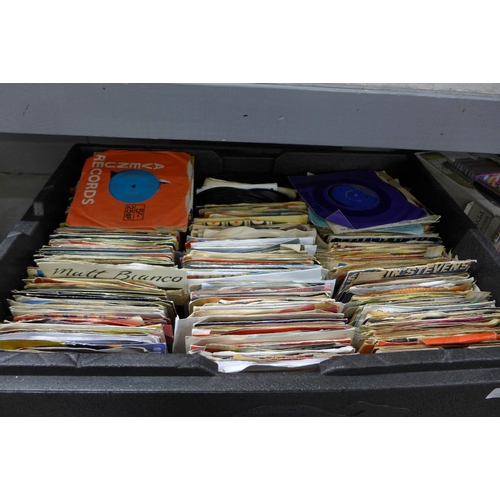 1136 - A large collection of 1960's/70's/80's singles including Rolling Stones, Dave Clark 5, Bob Dylan, Bi... 