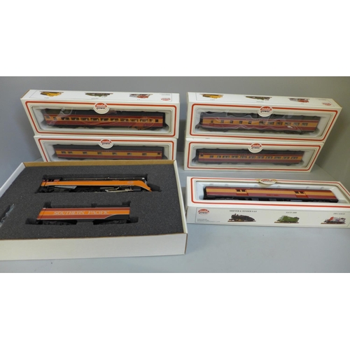 751 - A Bachmann Southern Pacific HO gauge locomotive and five Model Power HO carriages