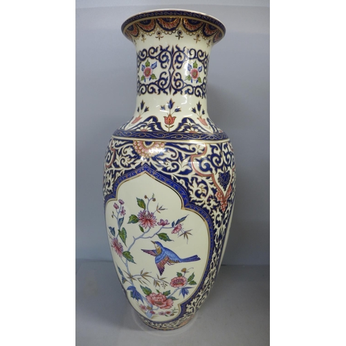 793 - An oriental style vase