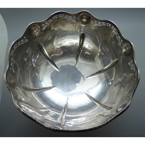 816 - A large silver bowl, Birmingham 1912, George Randle, Victoria Street, Birmingham, with presentation ... 