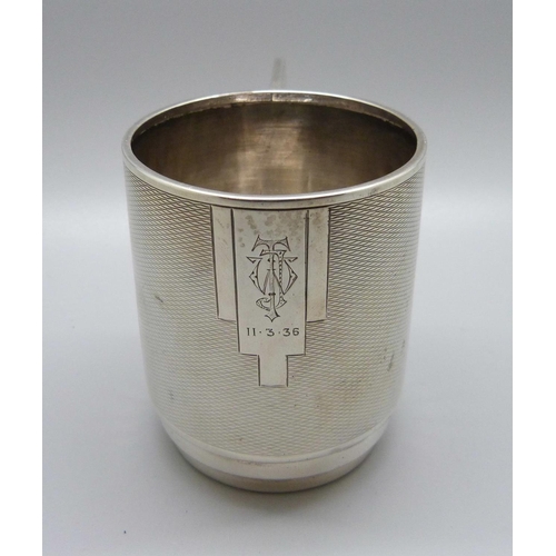 826 - An Art Deco silver mug, Birmingham 1933, 96g, 73mm, with inscription