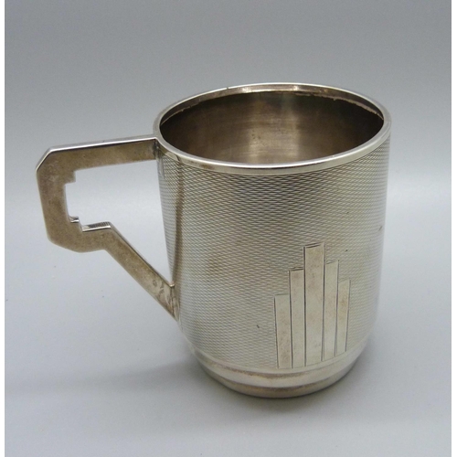 826 - An Art Deco silver mug, Birmingham 1933, 96g, 73mm, with inscription