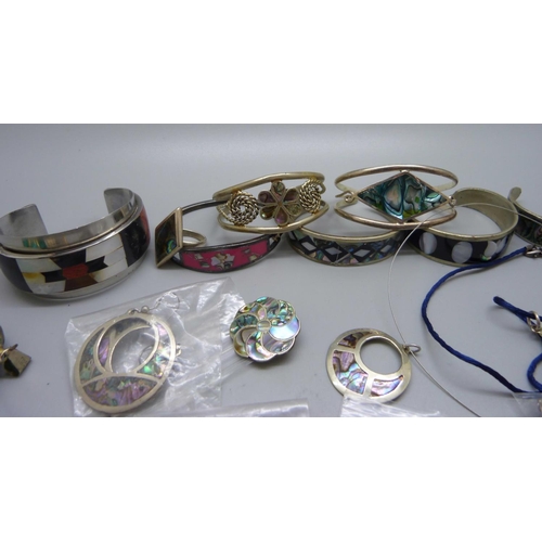 859 - Jewellery including mother of pearl