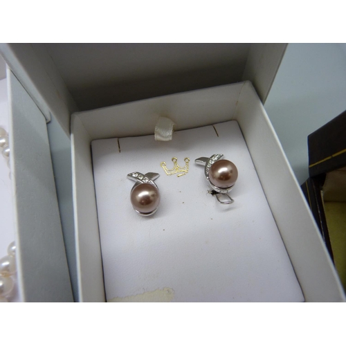 864 - Isle of Wight pearls and earrings, boxed