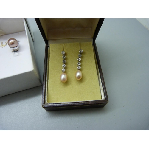 864 - Isle of Wight pearls and earrings, boxed