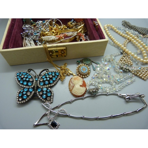 865 - Jewellery box and costume jewellery