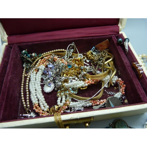 865 - Jewellery box and costume jewellery