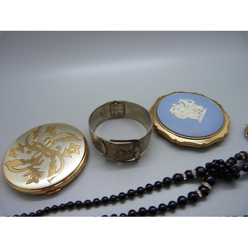 866 - Vintage jewellery including French jet and compacts