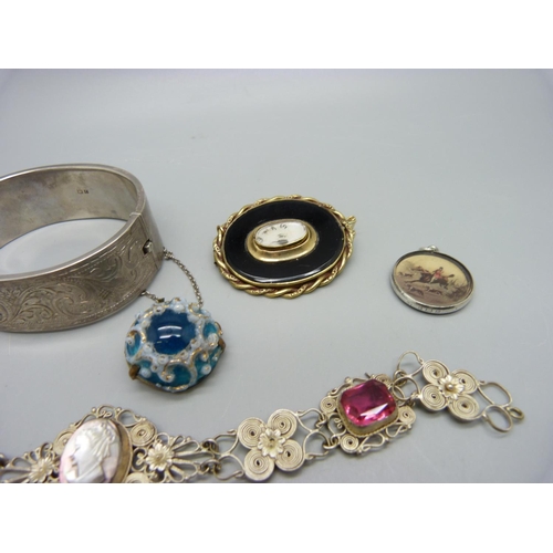 912 - A collection of silver and other jewellery including a mourning brooch, a hardstone brooch, filigree... 