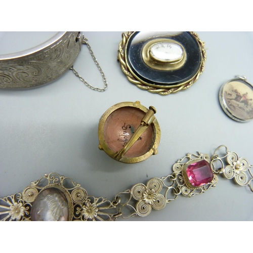 912 - A collection of silver and other jewellery including a mourning brooch, a hardstone brooch, filigree... 