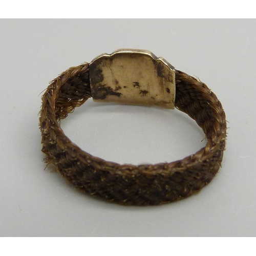 913 - A Georgian yellow metal mounted hair mourning ring, (tests as 9ct gold)