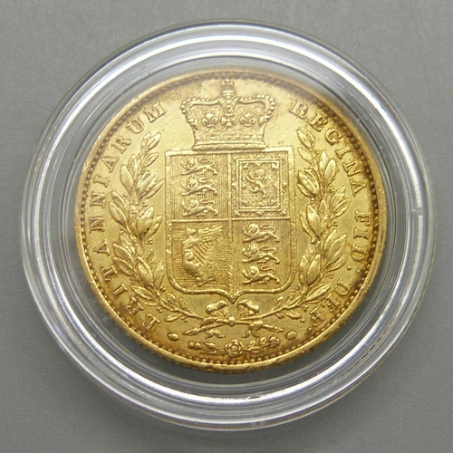 918 - A Victorian 1852 shield back full sovereign