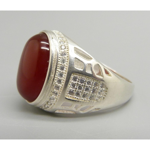 933 - A silver, agate and zirconia ring, U