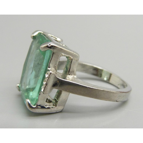 935 - A silver and green stone ring, O