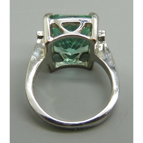 935 - A silver and green stone ring, O